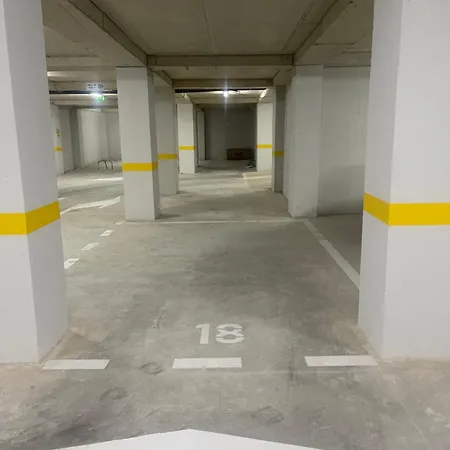 Deluxe New Bazaar Тирана