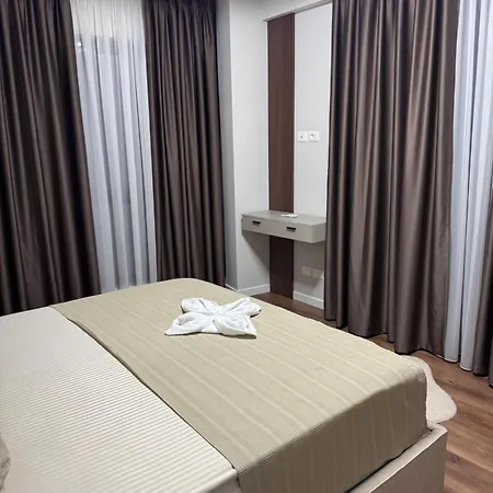 Deluxe New Bazaar تيرانا