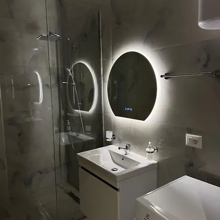 Deluxe New Bazaar تيرانا