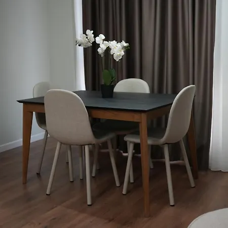 Deluxe New Bazaar تيرانا