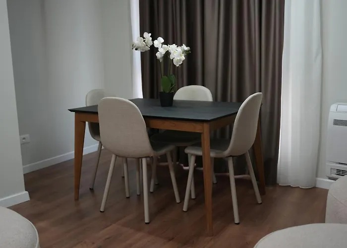 Deluxe New Bazaar Тирана